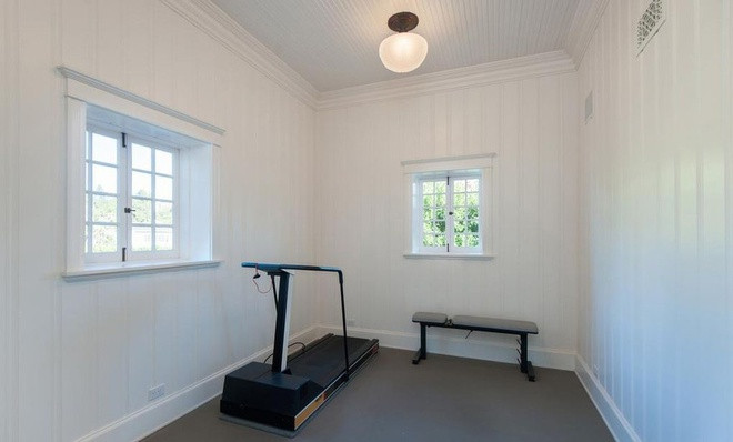 Phòng tập thể dục nhỏ nhắn. Những tiện ích nổi bật khác trong căn biệt thự còn có thể kể đến phòng làm việc, phòng truyền thông, và thư viện.