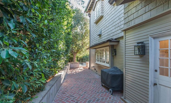 Ngôi nhà 2 tầng này mang phong cách kiến trúc truyền thống nước Mỹ, được xây dựng vào năm 1930, có diện tích gần 430 m2 với 3 phòng ngủ và 5 phòng tắm.