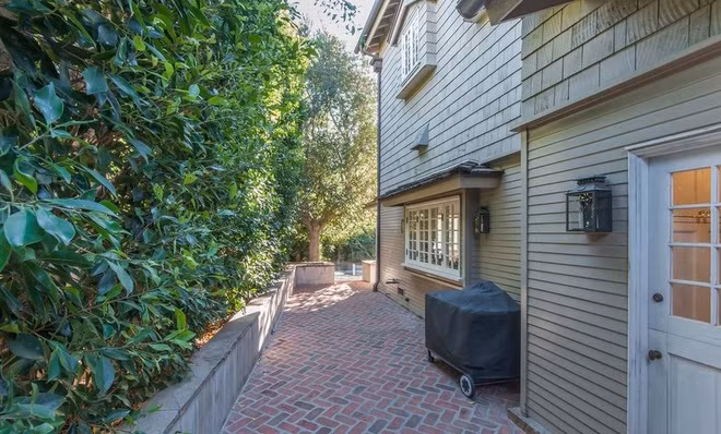 Ngôi nhà 2 tầng này mang phong cách kiến trúc truyền thống nước Mỹ, được xây dựng vào năm 1930, có diện tích gần 430 m2 với 3 phòng ngủ và 5 phòng tắm.