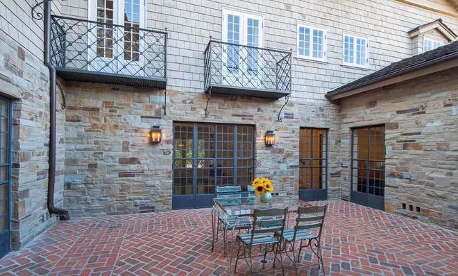 Khu vực ăn uống ngoài trời của căn biệt thự sang trọng được bao quanh bởi không gian cổ điển và lãng mạn.