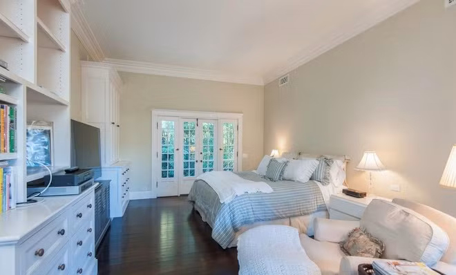 Phòng ngủ chính rộng lớn, sang trọng, mang những gam màu chủ đạo nhẹ nhàng, tạo cảm giác thư thái.