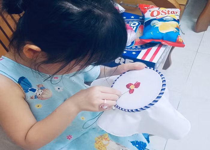 Ba di chong dich, me lam viec online, be 5 tuoi xoay xo de “chong chan“