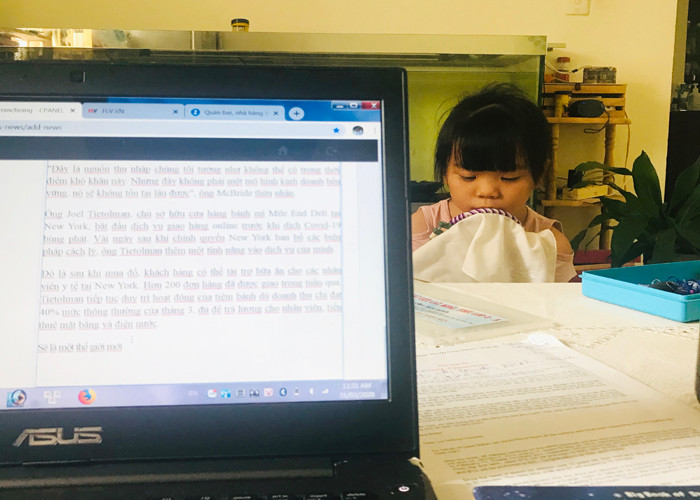 Ba di chong dich, me lam viec online, be 5 tuoi xoay xo de “chong chan“-Hinh-3