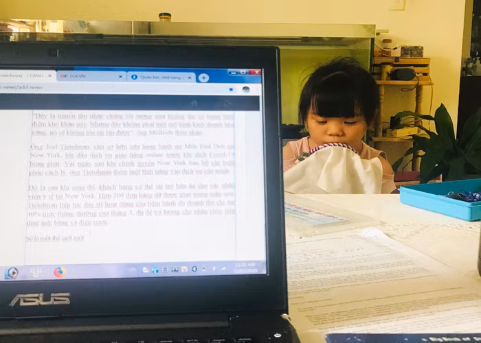 Ba di chong dich, me lam viec online, be 5 tuoi xoay xo de “chong chan“-Hinh-3