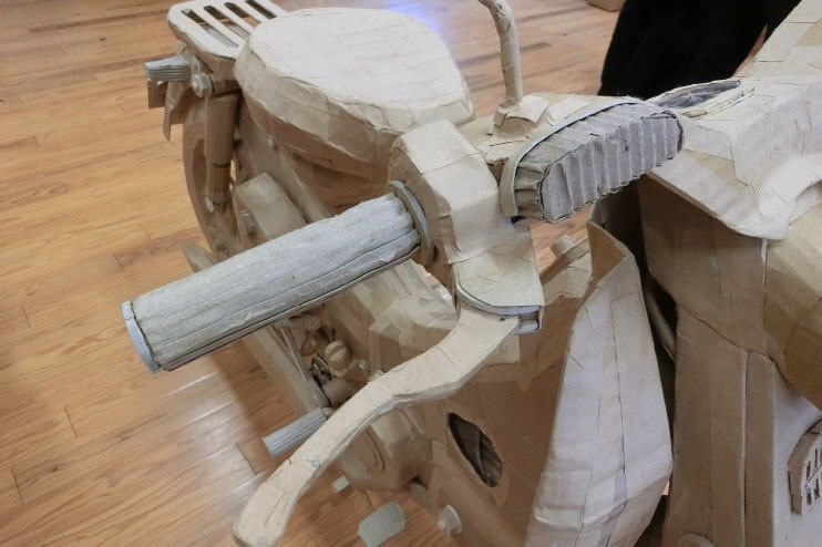 Tay lái và đèn xi-nhan làm từ phần lõi của bìa carton với nhiều nếp gấp để tạo khác biệt với những bề mặt phẳng khác. Đáng chú ý, bên trong cùm phanh tay được thiết kế có lò xo để có thể mô phỏng thao tác bóp phanh như xe thật.