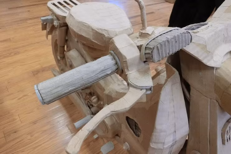 Tay lái và đèn xi-nhan làm từ phần lõi của bìa carton với nhiều nếp gấp để tạo khác biệt với những bề mặt phẳng khác. Đáng chú ý, bên trong cùm phanh tay được thiết kế có lò xo để có thể mô phỏng thao tác bóp phanh như xe thật.