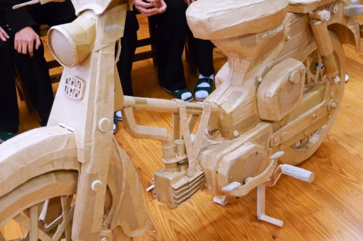 Phần yếm xe có thể tháo rời làm lộ ra động cơ và khung sườn của xe. Phần khung chính được làm từ gỗ để giúp chiếc xe có được sự vững chắc cần thiết.