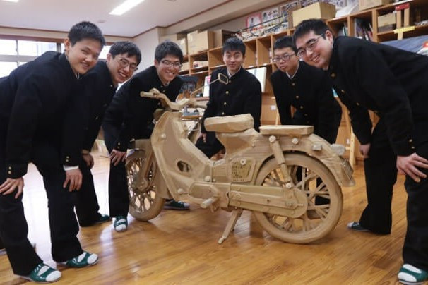 Thực tế, ngoài bìa carton chiếm đa số thì nhóm học sinh còn sử dụng thêm vài vật liệu khác để chế tạo thành chiếc xe 2 bánh của Honda. Tác phẩm không chỉ có kích thước tương đương nguyên mẫu mà còn mô phỏng gần như hoàn hảo các chi tiết của xe thật.