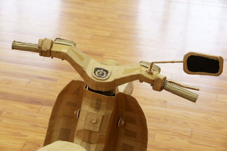 Ghi-đông được tạo hình cong và thấp ở giữa đúng với xe nguyên bản. Đi kèm là một bảng đồng hồ nhỏ rất tỉ mỉ và gương chiếu hậu bên phải.