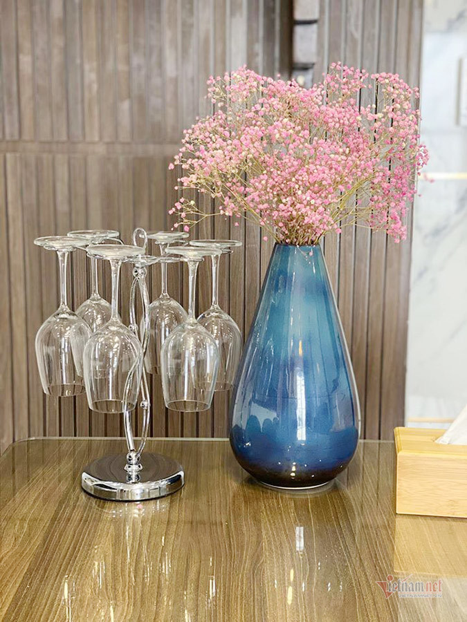 Nữ MC VTV cho hay, phòng khách được thiết kế với tông màu trắng trầm là chủ đạo.