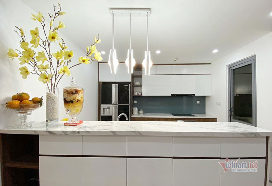 Trong nhà nữ MC luôn luôn có hoa.