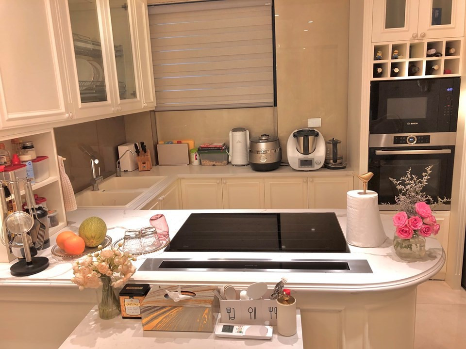 Bên cạnh thời gian dành cho công việc, Diệp Chi còn có tổ ấm riêng tràn ngập niềm vui cùng cô con gái đáng yêu tên Sumo. Mới đây, MC 8X gây chú ý khi lần đầu tiên chia sẻ ngôi nhà của hai mẹ con sau nửa năm dọn về sinh sống.