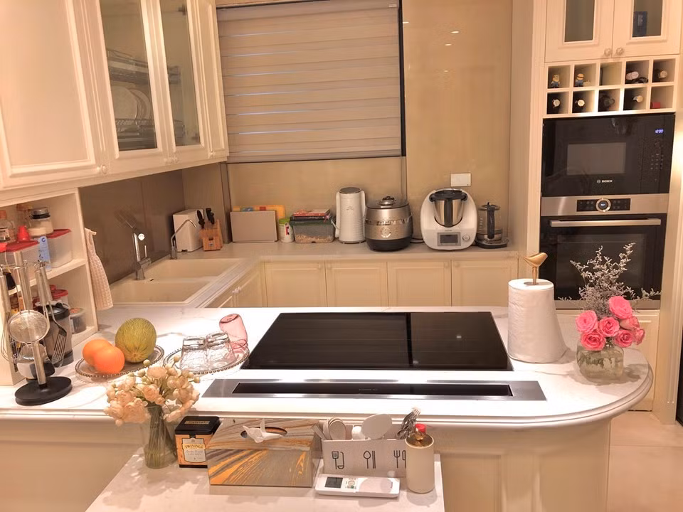 Bên cạnh thời gian dành cho công việc, Diệp Chi còn có tổ ấm riêng tràn ngập niềm vui cùng cô con gái đáng yêu tên Sumo. Mới đây, MC 8X gây chú ý khi lần đầu tiên chia sẻ ngôi nhà của hai mẹ con sau nửa năm dọn về sinh sống.