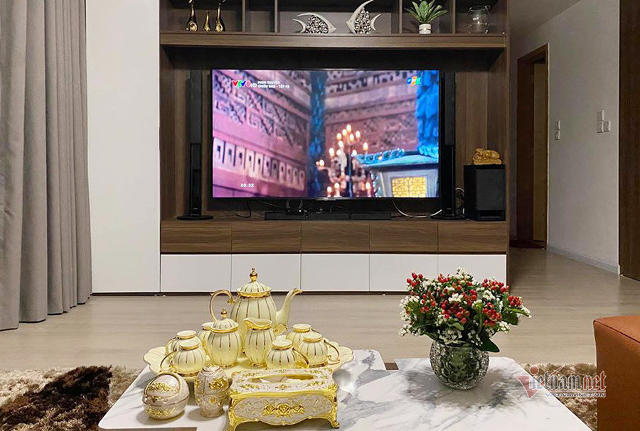 Bên cạnh đó, nữ MC cũng cho hay, vì yêu thích hoa và cây cối nên cô thường xuyên thay đổi cắm các loại hoa trong nhà để căn phòng thêm ấm áp, dịu dàng.