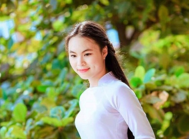 Nu sinh xinh dep rinh 6 hoc bong trong dip hoc online o nha