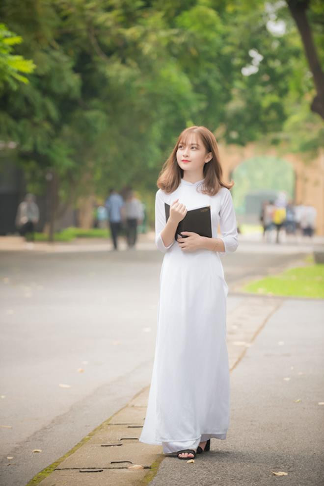 Thu Thủy khiến người đối diện xao xuyến bởi nụ cười tươi rạng ngời. Thủy thích chụp cùng tà áo dài truyền thống, bởi cô cảm thấy tự tin và thoải mái. (Ảnh: Kiên Ka Ka)