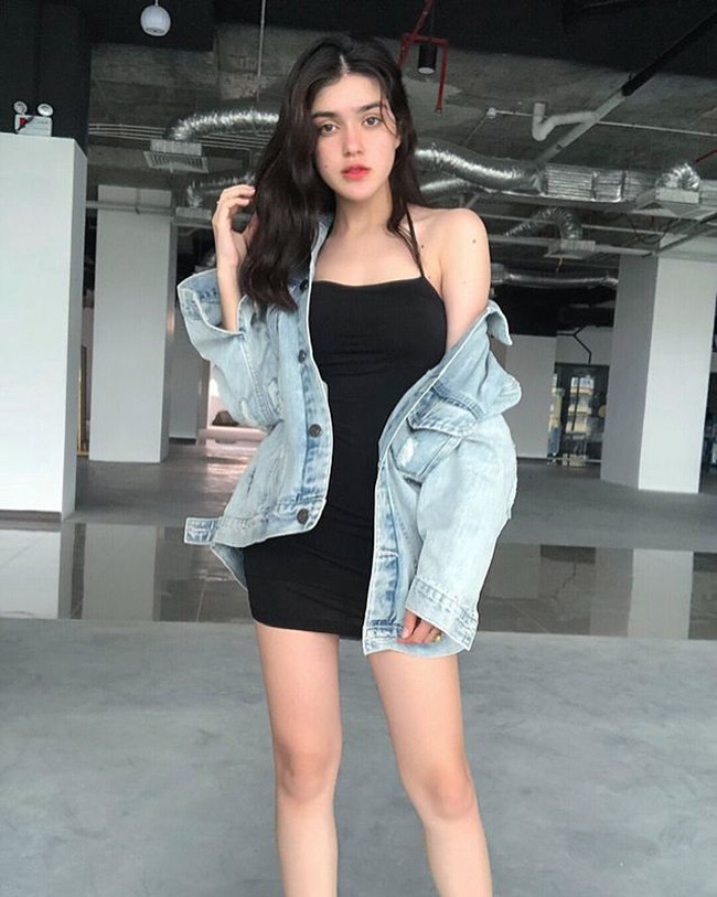 Cô nàng sớm định hình cho mình phong cách gợi cảm.