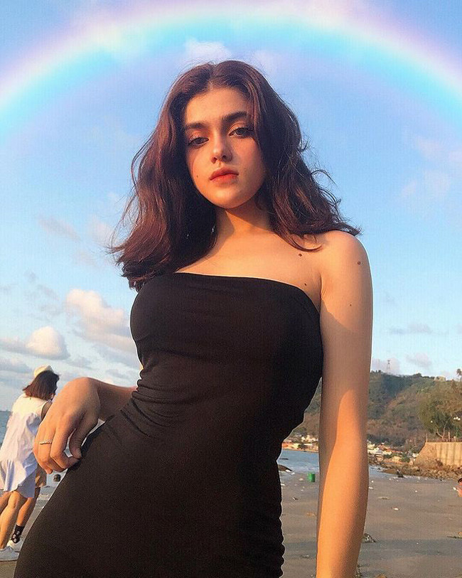 Cô có sở thích đặc biệt là chụp ảnh và ca hát.