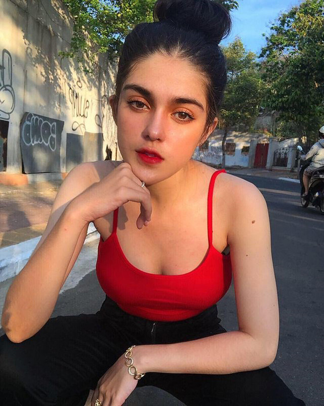 Phan Thúy Anh (Anna Beudeker, 19 tuổi) có cha là người Nga, mẹ mang hai dòng máu Việt - Pháp.