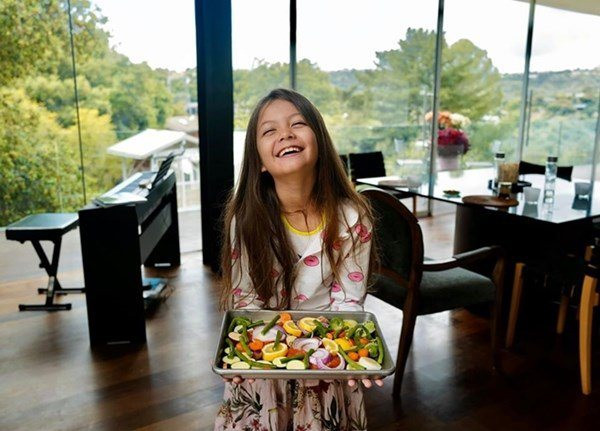 Tường kính trong suốt mang thiên nhiên tới gần hơn, giúp căn phòng của cô Bống trông giống khu nghỉ dưỡng. Bên ngoài là một ban công rộng cũng sử dụng lan can kính. Bộ bàn ghế chất liệu kim loại được bố trí sẵn để uống cà phê sáng hay thưởng trà chiều.