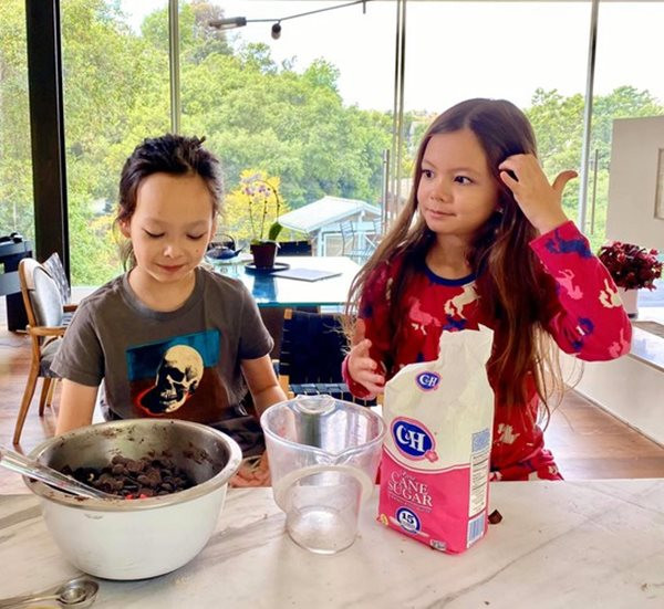 Cuộc sống sinh hoạt của ba mẹ con Hồng Nhung chủ yếu diễn ra trong khuôn viên căn biệt thự. Hai bé Tôm và Tép được mẹ hướng dẫn tự làm các món ăn đơn giản.