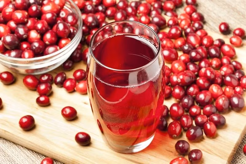  Nước ép nam việt quất: Nước ép nam việt quất nổi tiếng với tác dụng phòng ngừa viêm đường tiết niệu và ngăn hình thành khối u. Nam việt quất giàu mangan và các chất chống oxy hóa giúp thải độc và giảm nguy cơ sỏi thận.