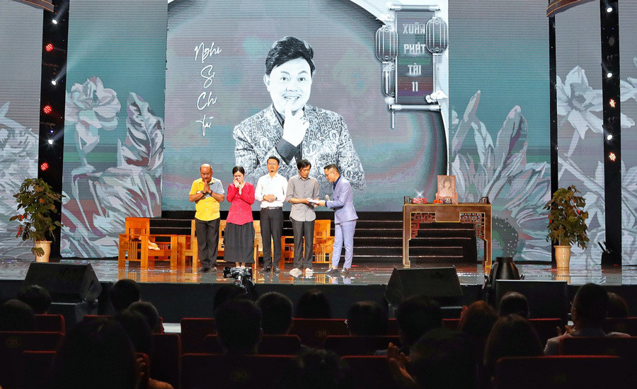 Tối 26/12, NSƯT Hoài Linh có mặt tại Hà Nội để tham gia biểu diễn trong liveshow Xuân phát tài 11. Đây là liveshow danh hài biểu diễn tại Thủ đô sau tang lễ của cố nghệ sĩ Chí Tài - người bạn diễn lâu năm, người anh thân thiết của anh.