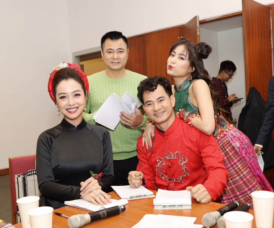 Năm nay, cặp MC Tự Long - Xuân Bắc là làn gió mới của Xuân phát tài 11.