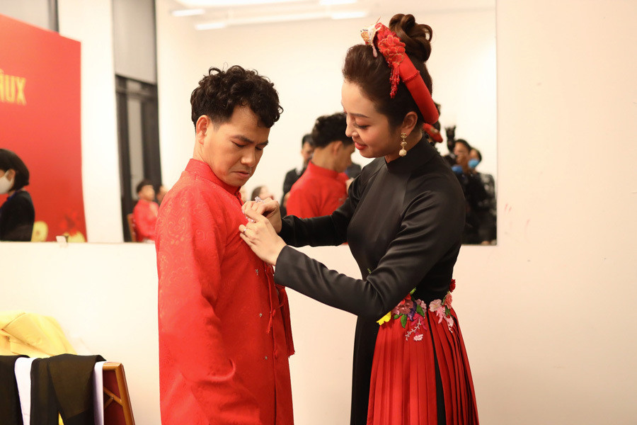 Ở hậu trường, MC Xuân Bắc và Jennifer Phạm vô cùng tình cảm. Cả hai chỉnh sửa trang phục cho nhau trước khi lên sân khấu.