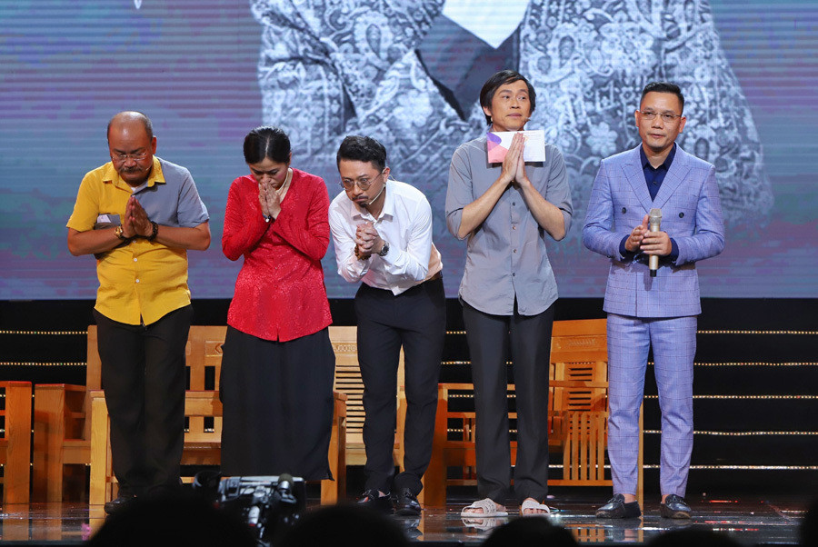 Theo kế hoạch, Hoài Linh và cố nghệ sĩ Chí Tài sẽ biểu diễn cùng nhau trong một tác phẩm. Tuy nhiên vì sự ra đi đột ngột nên Hoài Linh cảm thấy vô cùng buồn bã khi thiếu vắng bạn diễn. Hoài Linh đã xúc động khi đại diện BTC trao số tiền trích từ tiền bán vé của chương trình thực hiện ước nguyện của Chí Tài đó là ủng hộ đồng bào miền Trung lũ lụt.