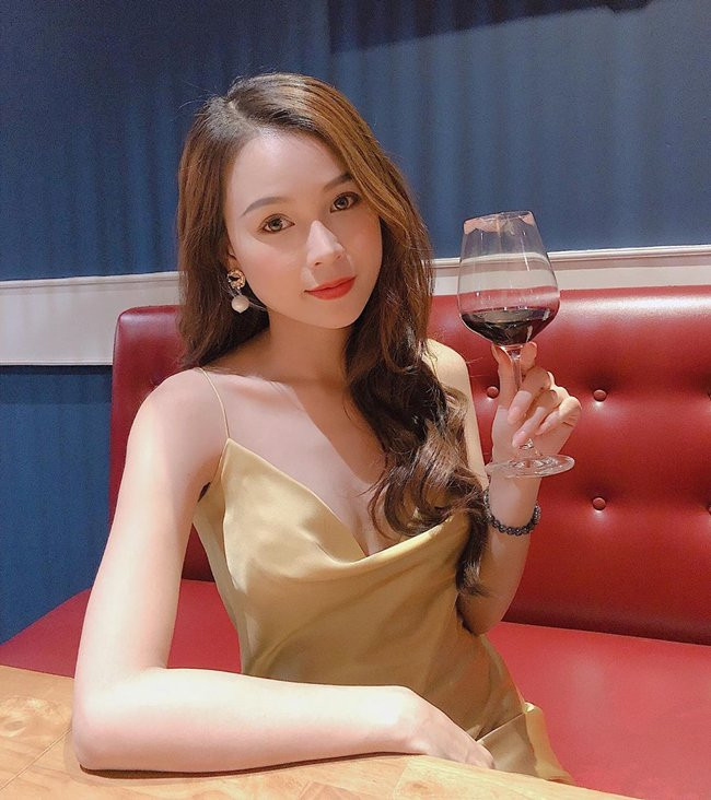 Dù kiếm được rất nhiều tiền nhưng Sam lại không đam mê hàng hiệu. Rất ít khi thấy cô khoe ảnh shopping hay "đập hộp" hàng hiệu như nhiều người đẹp khác trong showbiz.