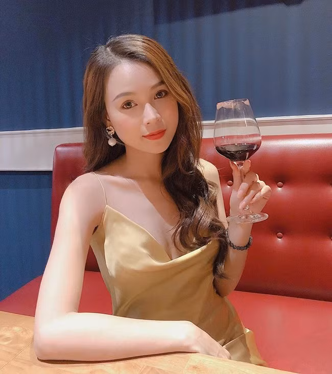 Dù kiếm được rất nhiều tiền nhưng Sam lại không đam mê hàng hiệu. Rất ít khi thấy cô khoe ảnh shopping hay "đập hộp" hàng hiệu như nhiều người đẹp khác trong showbiz.