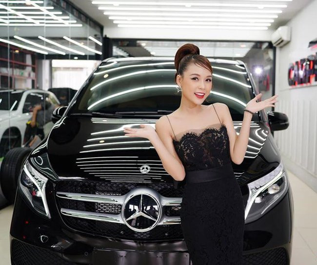 Ngoài chiếc Mercedes màu đen, trước đó, Sam từng sở hữu một chiếc xế hộp khác màu trắng.