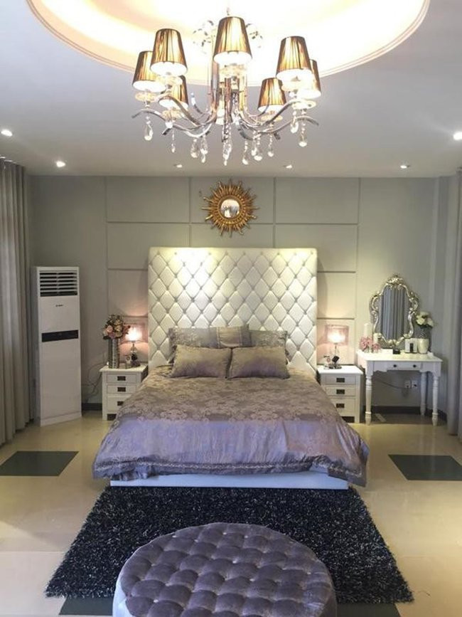 Một góc trong phòng ngủ của Sam có thiết kế nội thất Âu châu, toát lên sự sang trọng, xa hoa cho chủ nhân.