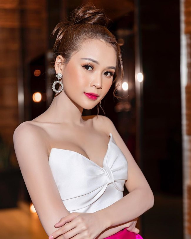 "Ngày xưa, tôi cực kỳ đam mê hàng hiệu. Trưởng thành hơn, tôi nhận ra đồ hiệu không tạo nên giá trị của một con người. Dù vẫn thích hàng hiệu, nhưng gọi là đam mê thì không. Thay vì mua hàng hiệu, tôi lại thích mua bất động sản. Nếu hỏi tôi có dùng hàng hiệu không thì câu trả lời là có, nhưng có lẽ do một phần tính cách khá kín đáo và không thích sự phô trương nên ít khi nói về nó, chưa bao giờ chụp hình khoe trên trang cá nhân", Sam chia sẻ.