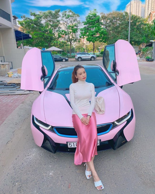 Ngoài biệt thự, Sam sở hữu nhiều xế hộp đắt đỏ. Một trong số đó là chiếc xe thể thao BMW i8 màu hồng trị giá hơn 7 tỷ đồng.