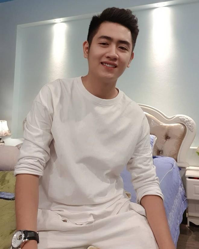 Sở hữu chiều cao 1,7m cùng gương mặt điển trai, Trung tiết lộ mình vẫn còn độc thân. "Hiện tại mình muốn tập trung cho sự nghiệp nên mình chưa tính đến chuyện yêu đương", 9X lý giải.