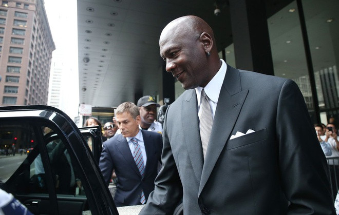 Mỗi khi du lịch nước ngoài, Michael Jordan chi từ 1.000-1.500 USD mỗi giờ cho dịch vụ thuê vệ sĩ đi kèm. Ảnh: Chicago Tribune.