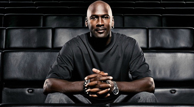 Tỷ phú bóng rổ cũng cũng nhiều đóng góp cho các hoạt động từ thiện. Ông quyên hàng triệu USD cho 23 tổ chức vì trẻ em ở Chicago. Năm 2016, Jordan cam kết 2 khoản tài trợ lớn cho Quỹ Bảo vệ Pháp lý NAACP và Hiệp hội Quốc tế về Quan hệ Cộng đồng - Cảnh sát. Ảnh: Black Enterprise.