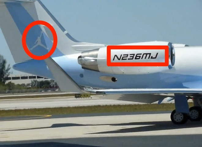 Sở hữu khối tài sản khổng lồ, không ngạc nhiên khi Michael Jordan sống xa hoa. Ông sở hữu phi cơ riêng có gắn số hiệu và hình ảnh quen thuộc với sự nghiệp bóng rổ lẫy lừng. Ảnh: YouTube.