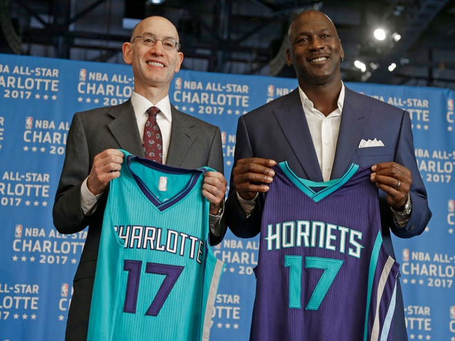 Cựu vận động viên bóng rổ 57 tuổi mua Charlotte Hornets vào năm 2010 với giá 175 triệu USD. Năm 2014, giá trị của đội bóng này tăng vọt giúp Michael Jordan trở thành tỷ phú USD. Hiện Charlotte Hornets được định giá hơn 1,5 tỷ USD và Jordan nắm giữ 97% cổ phần. Ảnh: AP Images.