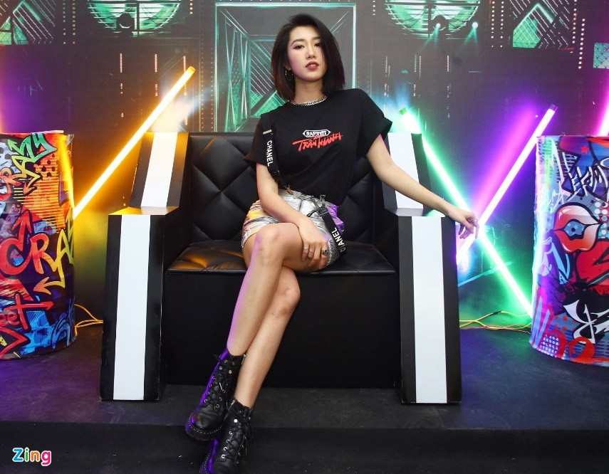 Thúy Ngân là một trong những khách mời đầu tiên có mặt tại sự kiện. Nữ diễn viên nhiều lần thể hiện tình yêu dành cho loại hình âm nhạc xuất thân từ văn hóa đường phố.