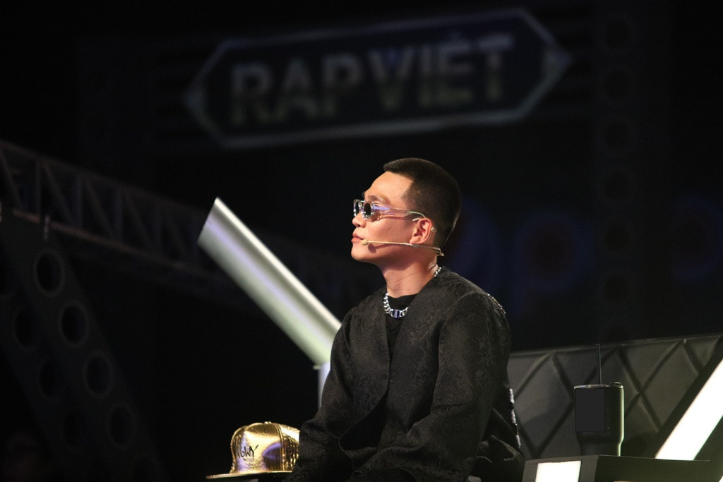 Sau khi đổ bộ thảm đó, dàn huấn luyện viên và giám khảo nhanh chóng ổn định tại khu vực trường quay, chuẩn bị lên sóng trực tiếp. Trong vòng thi cuối, Dế Choắt là thí sinh duy nhất của đội Wowy có mặt trong vòng chung kết.