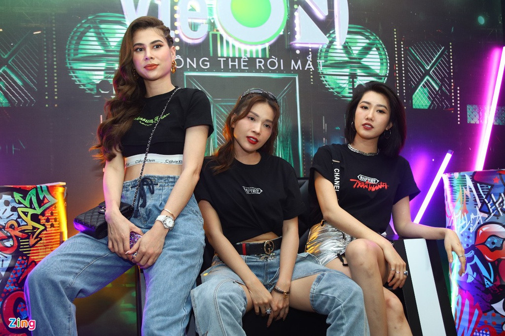 Khả Như và Thúy Ngân đều chọn trang phục tông màu đen theo dresscode.