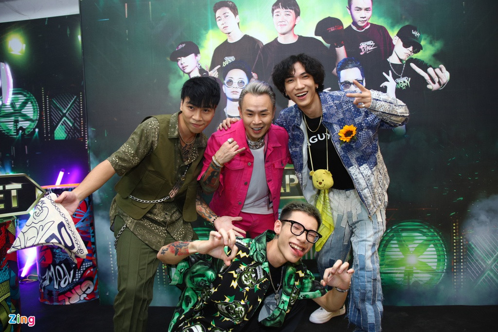 Huấn luyện viên Binz vui vẻ chụp hình cùng Thành Draw, Gonzo và MCK. Cả ba thí sinh đều lựa chọn trang phục trẻ trung, màu sắc tươi sáng. Trước chung kết Rap Việt, Gonzo và MCK vướng vào lùm xùm phát ngôn dung tục khiến khán giả mất cảm tình.