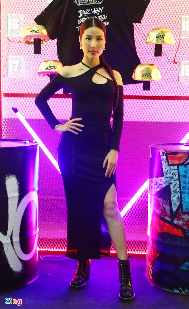 Diễm My 9X xuất hiện với ngoại hình cá tính, khác hẳn với vẻ nữ tính, dịu dàng thường ngày.