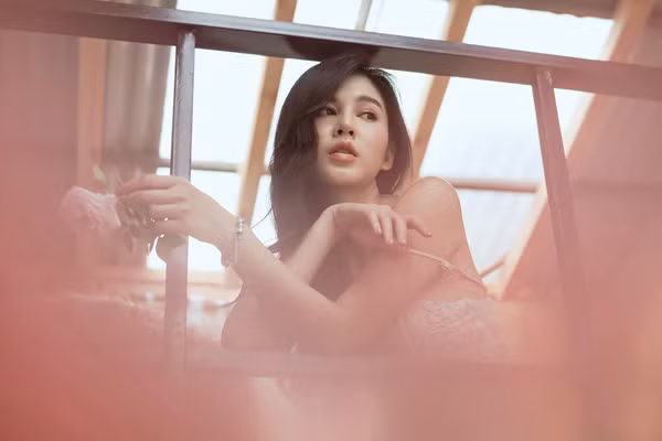 Ngoài đời, MC Thu Hoài có vẻ đẹp cá tính, hiện đại.