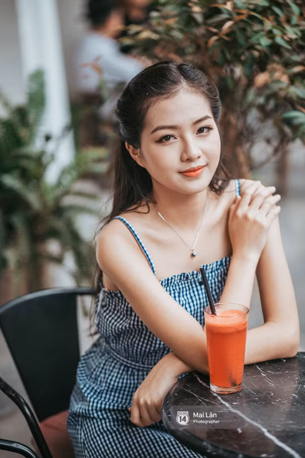 Bề ngoài mong manh nhưng vậy nhưng bên trong cá tính của Bích Ngọc lại rất mạnh mẽ. Từ lúc 18 tuổi, cô đã tách ra khỏi bố mẹ và sống tự chủ về tài chính. Chia sẻ về việc 18 tuổi ra ngoài sống, Bích Ngọc cho hay: "Tôi đã ra ở riêng từ năm 18 tuổi. Trước kia, vì là con gái, lại ở cùng bố mẹ nên tôi không biết làm gì cả. Hiện tại, khi ra ở riêng rồi mới thấy nhớ những ngày tháng bên gia đình. Trong cuộc sống, khi gặp khó khăn, chúng ta mới nhớ và quý ngày tháng ở cùng bố mẹ. Điều này cũng giúp tôi tự lập và học được nhiều thứ".