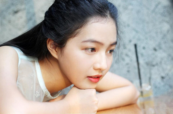 Với vẻ ngoài xinh xắn nữ tính, Bích Ngọc được tham gia phim điện ảnh "Thạch Thảo". Sau đó, góp mặt trong các phim truyền hình như Đi qua mùa hạ, Tình khúc Bạch dương.