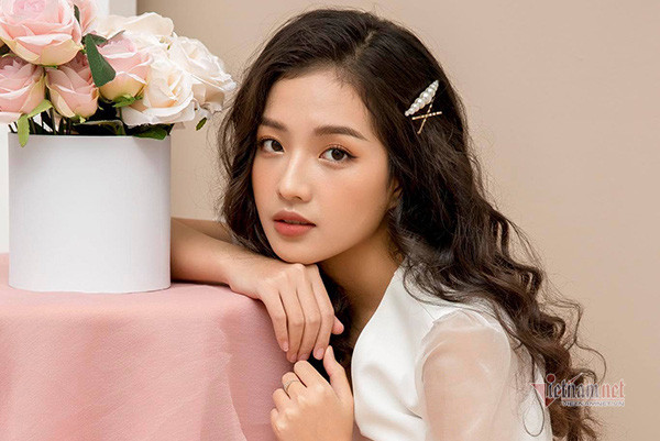 Trước khi nổi tiếng với vai công chúa Thùy Chi ngọt ngào, Bích Ngọc từng được gọi với danh xưng "hot girl hôi nách" trong một phim ngắn quảng cáo nổi tiếng trên mạng. Sau đó, nữ sinh Đại học Ngoại thường được chú ý và xuất hiện trên truyền hình.